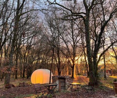 Clairière boisée avec tente bulle éclairée au camping Domaine de Mombret Haut