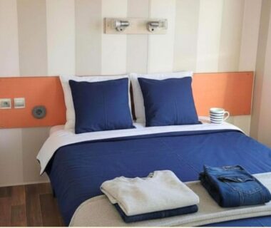 Chambre avec lit double et linge plié dans Aloha Camping Club