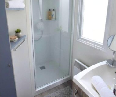 Salle d'eau avec cabine de douche et lavabo dans l'hébergement Aloha Camping Club