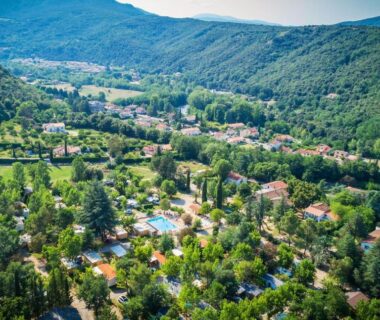 Vallée verdoyante avec piscines et emplacements au Aloha Camping Club