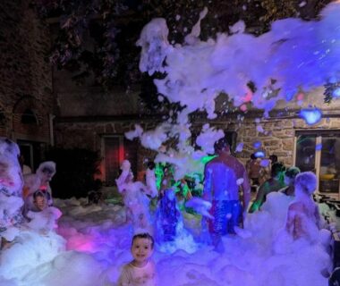 Espace animé couvert de mousse lors d'une soirée à l'Aloha Camping Club