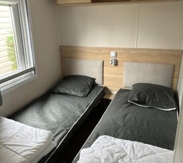 Chambre avec deux lits simples dans le mobil-home Amira 6-8 personnes