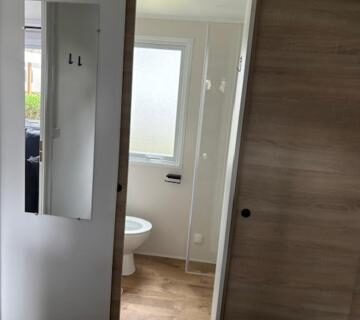 Chambre et salle d'eau communicantes dans l'hébergement Amira 6-8 personnes