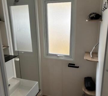 Salle de bain avec lavabo et cabine de douche dans l'Amira 6-8 personnes