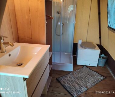 Salle d'eau avec lavabo et douche dans le camping Analaya