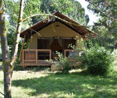 Tente lodge sur terrasse dans la pinède au camping Analaya