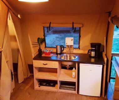 Intérieur de tente avec kitchenette et réfrigérateur dans le camping Analaya