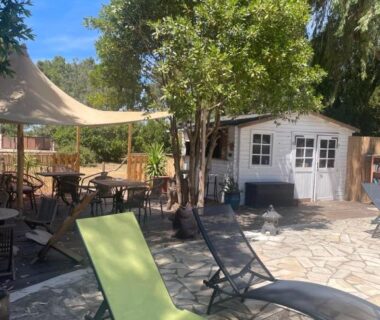 Terrasse extérieure avec transats et coin repas au camping Analaya