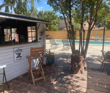 Bord de piscine avec bar et transats au camping Analaya