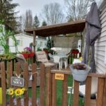 Terrasse couverte avec salon extérieur dans le logement d'Anne Marie