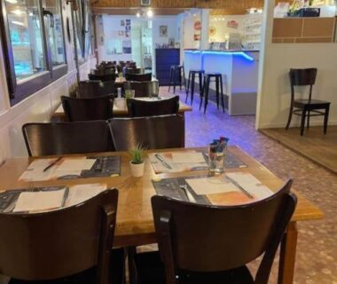 Salle à manger avec tables et bar dans le logement familial d'Anne Marie à BOOFZHEIM