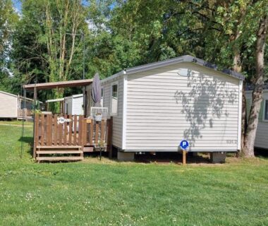 Mobil home sur pelouse avec terrasse en bois dans le logement Anne Marie