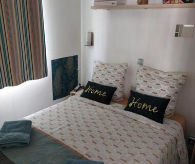 Chambre avec lit double coussins et serviettes dans le logement Anne Marie à BOOFZHEIM