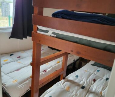 Chambre avec lits superposés et fenêtre dans le mobil-home Anthony MH 140