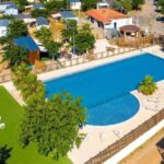 Piscine extérieure avec solarium et pelouse du camping Anthony MH 140