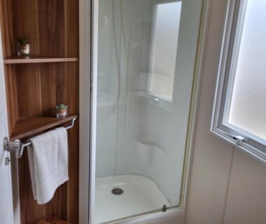 Salle de douche avec cabine vitrée dans le mobil-home Anthony MH 140
