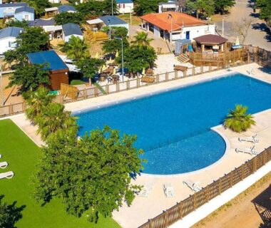Au camping en Aude piscine extérieure et transats au mobil-home Anthony MH 140