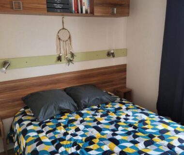 Chambre avec lit double et étagère dans le mobil-home Anthony MH 140