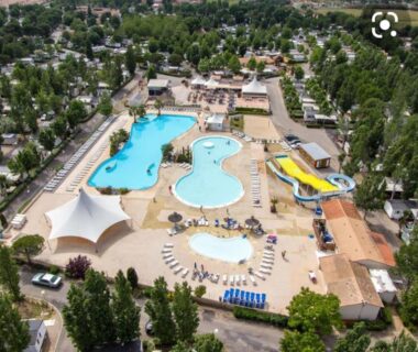 Aire aquatique avec piscines et toboggans au camping Aquapark -DESS