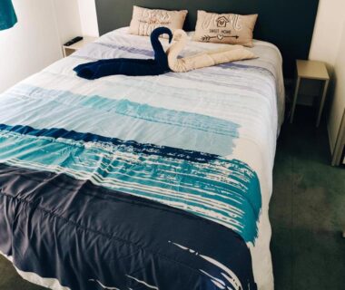 Intérieur chambre avec lit et cygne en serviette dans le mobile home Argeles Mobil'holidays del mar camping 222
