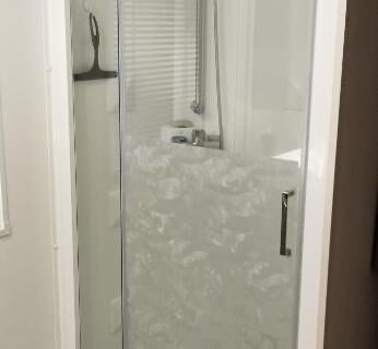 Salle de bain avec cabine de douche vitrée dans l'hébergement Argeles Mobil'holidays del mar camping 222