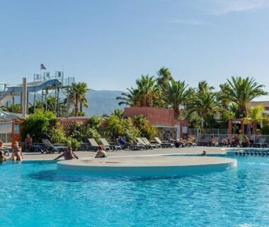 Piscine avec toboggan et transats au camping Argeles Mobil'holidays del mar camping 222