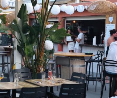 Terrasse ombragée avec bar, tables et lanternes au Argeles Mobil’holidays del mar camping 222