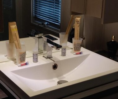 Salle de bain avec lavabo et accessoires d'Argeles Mobil’holidays del mar camping 222