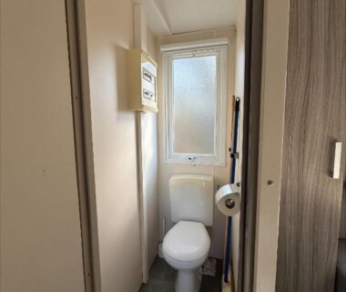 Toilettes avec fenêtre et WC dans le logement Au coeur de la pinède