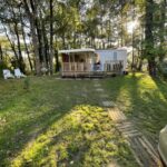 Mobil-home sur terrasse en lisière de forêt au camping Au petit paradis