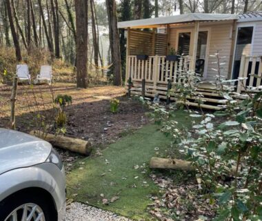 Emplacement avec terrasse et mobil-home au camping Au petit paradis