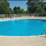 Piscine ronde avec transats au camping Au p’tit bonheur