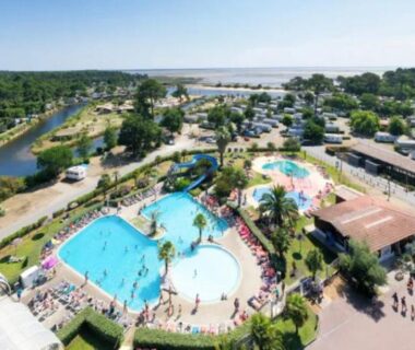 Vue aérienne des piscines et du parc au Au viviers camping Siblu sublime bungalow