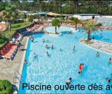 Piscine extérieure avec bassins et transats au camping Au Viviers Siblu sublime bungalow