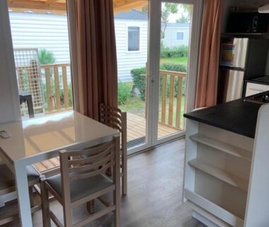 Intérieur avec terrasse et baie vitrée du bungalow Au viviers camping Siblu sublime