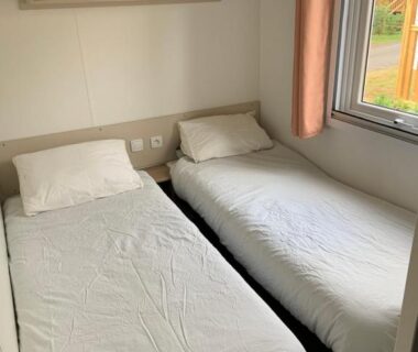 Chambre avec deux lits simples dans le bungalow Au viviers camping Siblu sublime bungalow