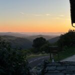 Coucher de soleil sur les collines depuis l'Auberge & Camping Sabatoux