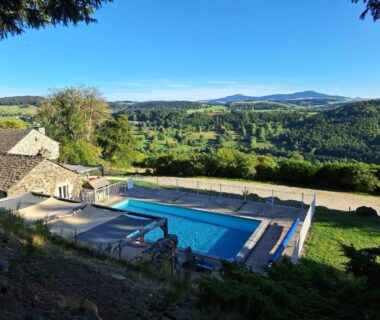 Piscine extérieure et terrasse avec panorama sur la vallée à l'Auberge & Camping Sabatoux