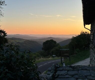 Coucher de soleil sur les collines depuis l'Auberge & Camping Sabatoux