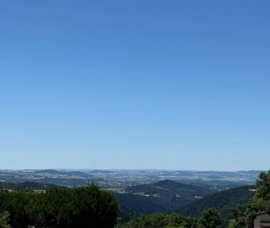 Parking de voitures anciennes avec vue sur la vallée à l'Auberge et Camping Sabatoux