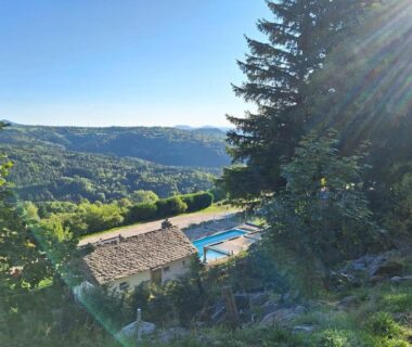 Piscine en plein air sur la colline dominant la vallée à l'Auberge & Camping Sabatoux