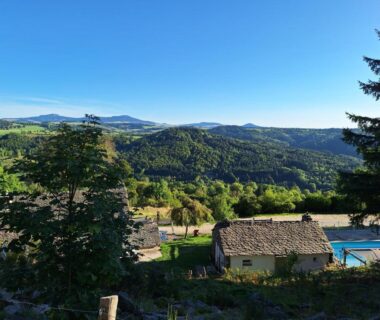 Vue sur la piscine et la vallée en Haute-Loire à l'Auberge & Camping Sabatoux