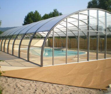 Piscine couverte sous abri translucide au camping Aux Cygnes d'Opale