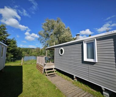 Allée herbeuse et mobil-home au camping Aux Cygnes D'Opale