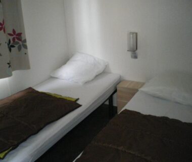 Chambre avec deux lits simples au camping Aux Cygnes D'Opale