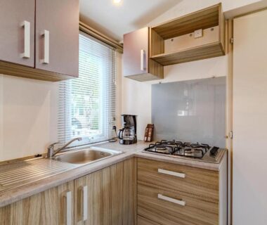 Cuisine équipée du mobil-home Awesome Stacaravan In Saint-Georges-De-Didon