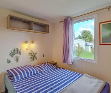 Chambre avec lit double et fenêtre sur jardin dans l'Awesome Stacaravan In Saint-Georges-De-Didon