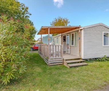 Terrasse couverte et pelouse du mobil-home Awesome Stacaravan In Saint-Georges-De-Didon