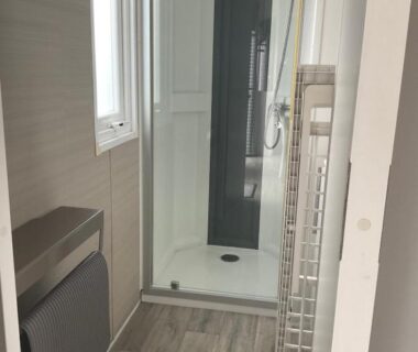 Salle d'eau avec cabine de douche dans l'Azur Premium Climatisé 4 étoiles au camping la presqu'île du Barcarés vue imprenable