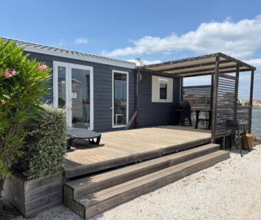Terrasse en bois au bord de l'eau du Azur Premium Climatisé au camping la presqu’île du Barcarés